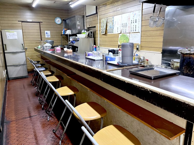 客席はカウンターのみ。建物の古さはあるが清潔に保たれている。