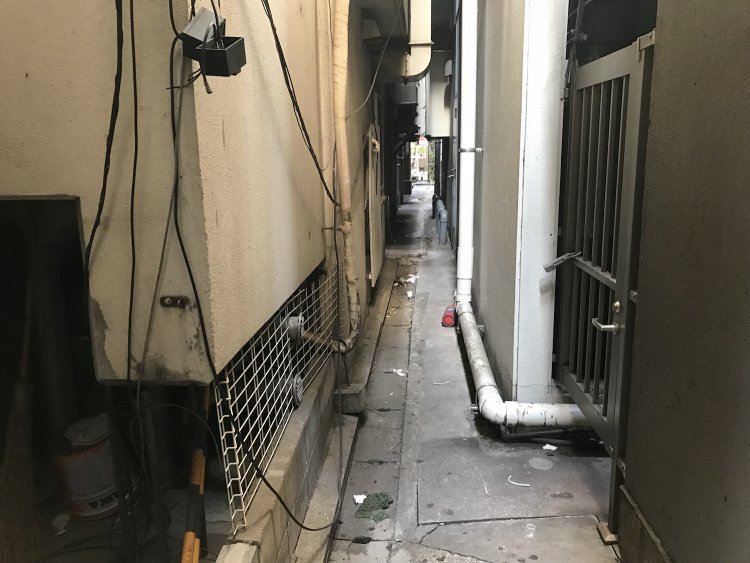 アドベンチャーな気分で狭路を進む。