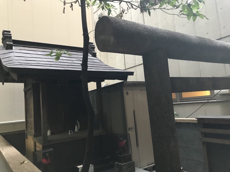 通路が狭過ぎて全景を撮るのは不可能。