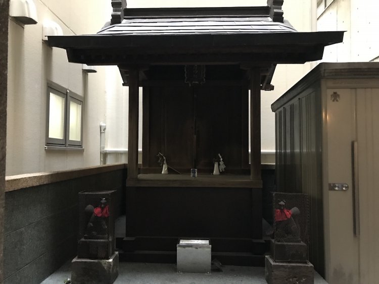 2匹の狐がまもる社殿。