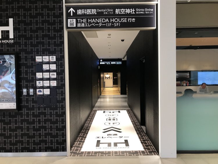 神社とイメージが結びつかない入り口。