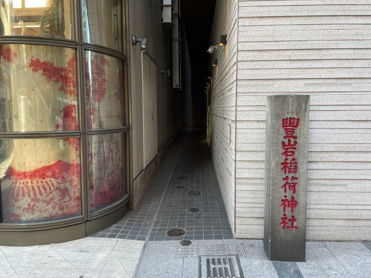 きらびやかな街で見落としそうな石碑が目印。