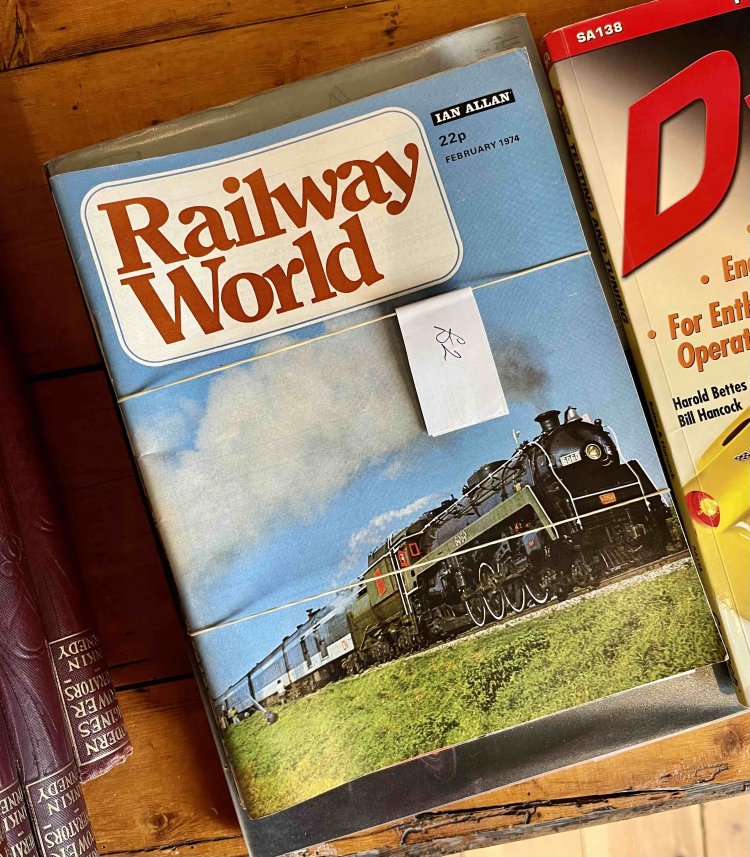 50年近く前の鉄道雑誌が束になって売っていた。まとめて£2 (360円)。