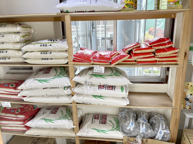 バスマティライス（インディカ米）やジャスミン米の中に、北海道産の米も売っていた。