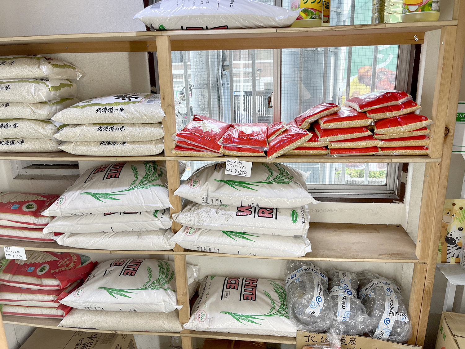 バスマティライス（インディカ米）やジャスミン米の中に、北海道産の米も売っていた。