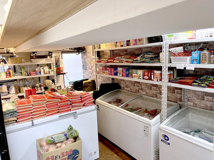 初めて見るパッケージに目をパチパチさせながら、「北見の玉ねぎ」の段ボールが目に入った。日本語を見てちょっと安心。