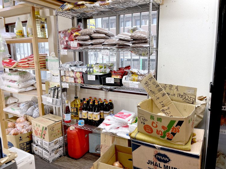 うずら豆やレンズ豆、ひよこ豆くらいしかわからなかったが、いろんな種類の豆が大容量パックで売られていた。