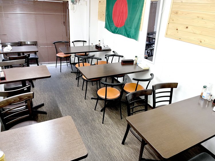 シンプルだが清潔な店内。やや天井が低く、アジアの郊外にある食堂を思わせる。ここはもうバングラデシュだ。