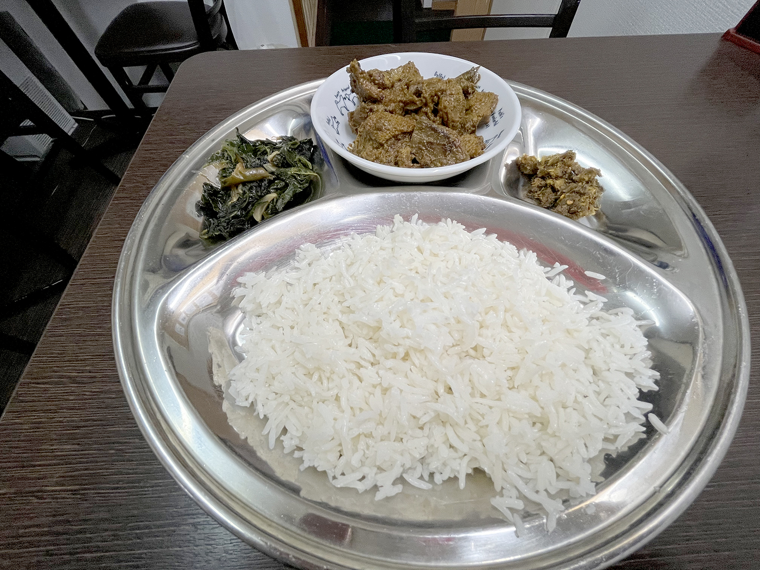 マトンボット中央の小皿がメイン。副菜のボルタ（右）とバジ（左）もついてくる。お米は店頭でも売られていたバスマティライスだ。