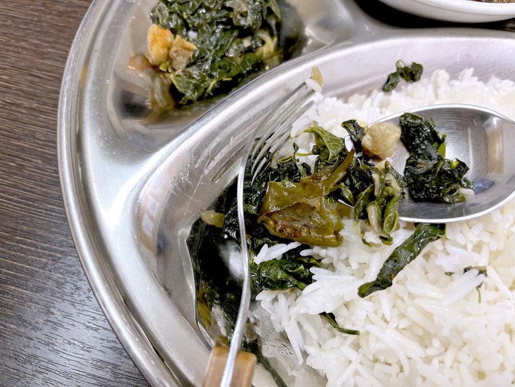 見よう見まねでやってみる。バジやボルタは味が濃いめだから少しでいいそうです。