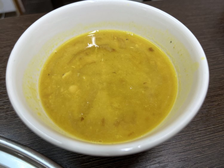 パステル調のカラーで見た目はマイルドそうなダルだが、これが辛かった！