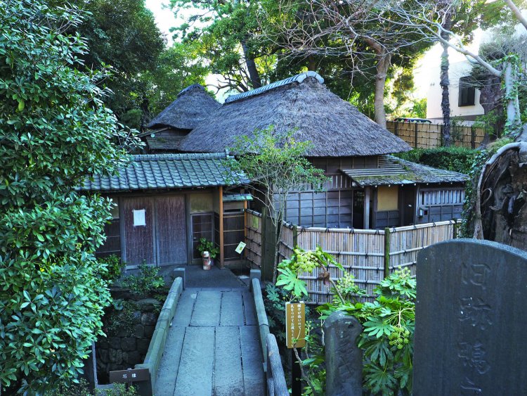 東海道沿いにある鴫立庵。西行法師が大磯で詠んだとされる歌にちなみ江戸期に草庵が結ばれ、その後、俳諧道場として今にいたる。