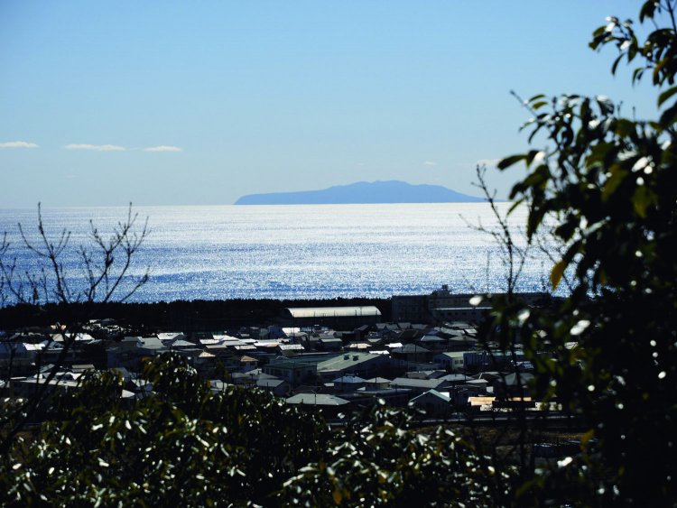 女坂を通り高麗山へ登る途中から相模湾を望む。伊豆大島がくっきりと見えた。