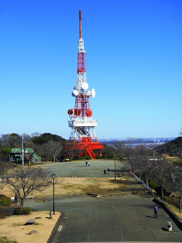 湘南平のシンボル、テレビ塔。展望台がある。平塚テレビ中継局が正式名。1972年に完成した。展望台は現在改修工事中で2023年度中には工事が終了する。