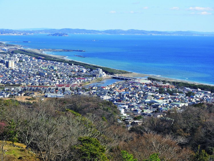 湘南平から相模湾を望む。手前に流れるのは花水川、その先に平塚漁港、その上が江の島になる。奥は三浦半島。