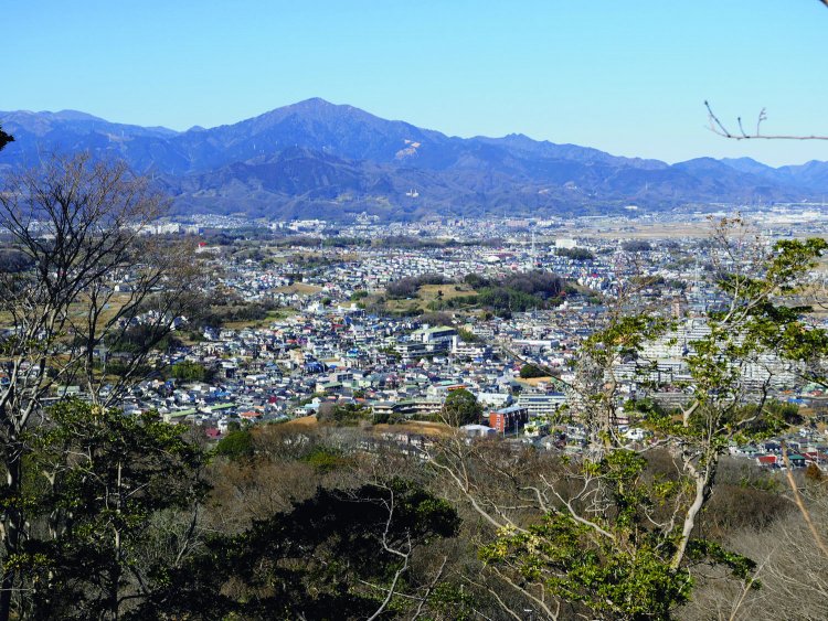 新展望台から北側の丹沢方面の展望。大山を中心によく見える。