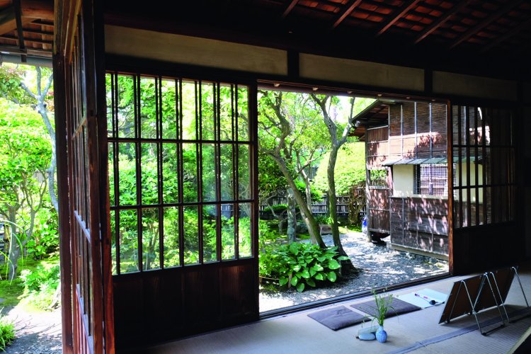 引き戸にはいまや貴重な大正ガラスが使われている。