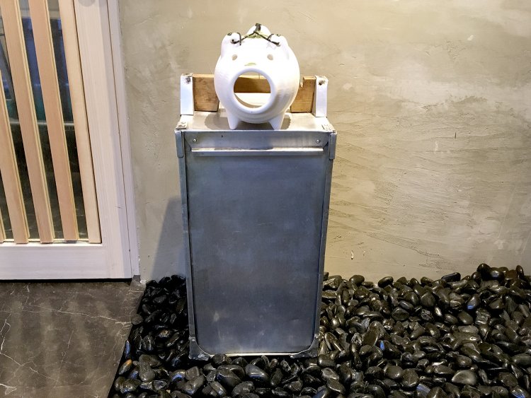 店の入り口にあるのは先代のラーメン店で使っていた岡持ち。50年の歴史を感じる。