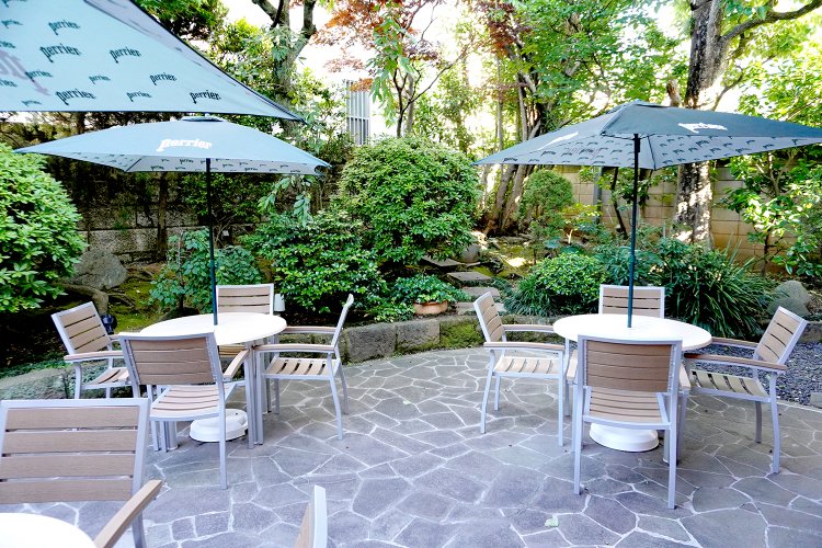 テラス12席。松本オーナーはこの中庭を気に入って店を構えたのだそう。