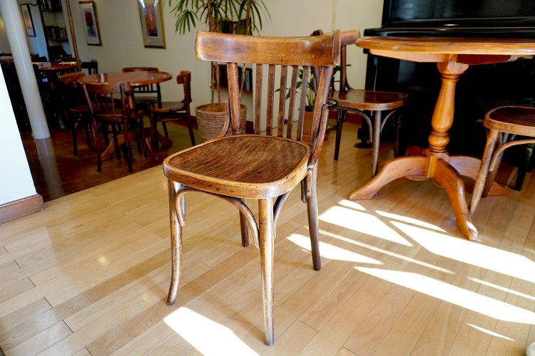 イギリス製のアンティークチェア。120年以上の歳月、大切に使われてきた貴重なもの。