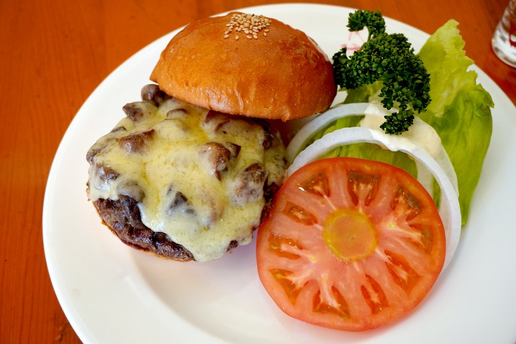 マッシュルームチーズバーガー（112g/1690円、149g/1940円、225g/2610円）。写真はラージサイズ（149g）。