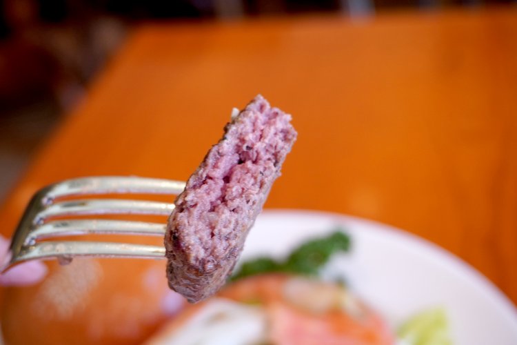 ラージサイズ（149g）で存分にビーフパティの肉肉しさを堪能。