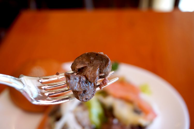 ガーリック＆バターで炒めたフレッシュマッシュルームがた～っぷり！