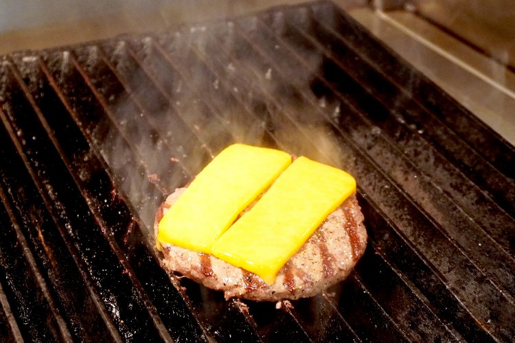 オリジナルのビーフパティにグリルでジュジューッと焼き目をつける。