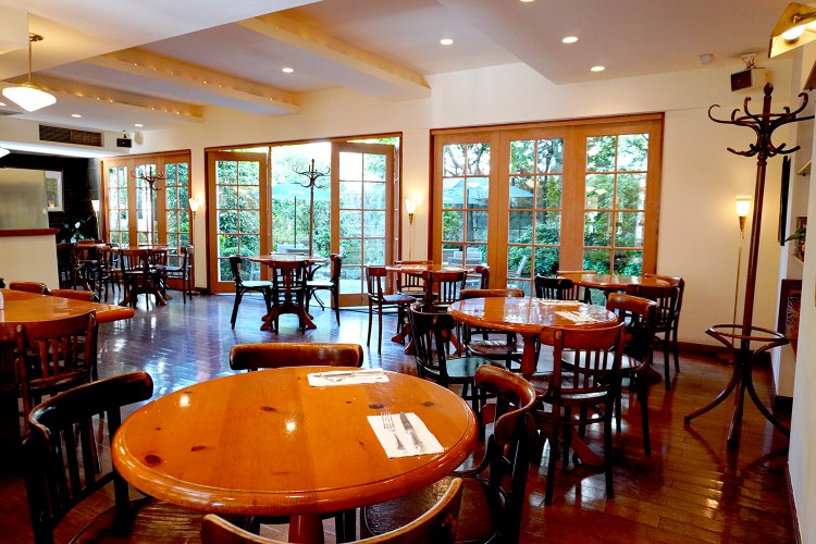 テーブル42席、カウンター8席。テーブルやチェアは毎日丁寧に磨かれている。