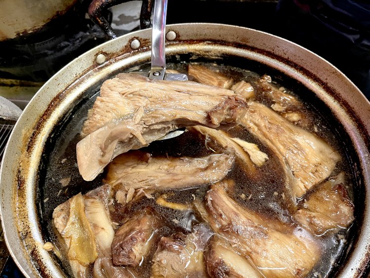 鍋いっぱいに煮込まれた本まぐろのノドうま煮。よく煮込まれているのでおたまですくっている間に肉がこぼれてしまいそう。