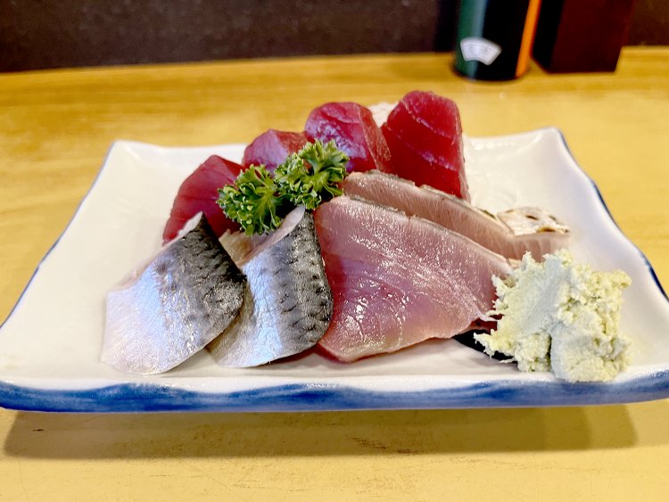 本まぐろが４切れ入った刺身定食も1100円だ。