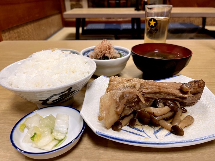 思った以上にボリューム満点の定食だ。まずはうま煮から手をつけようかな。