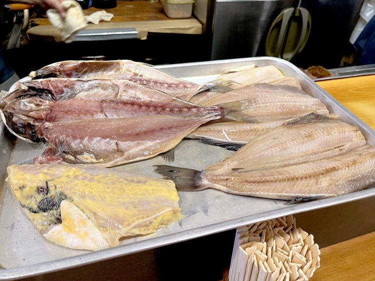 アジの開きや西京漬も１尾ずつ魚をおろして手仕込みする。