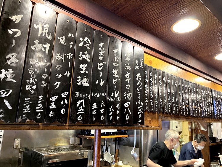 マスターが手書きする味のあるメニューが食欲をそそる。