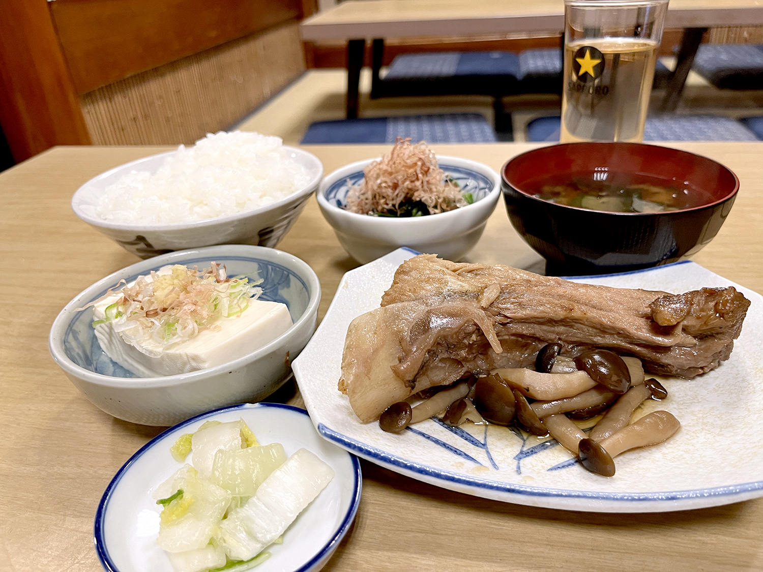 本まぐろのうま煮定食1100円。骨についた肉もズルッと箸で取れる。