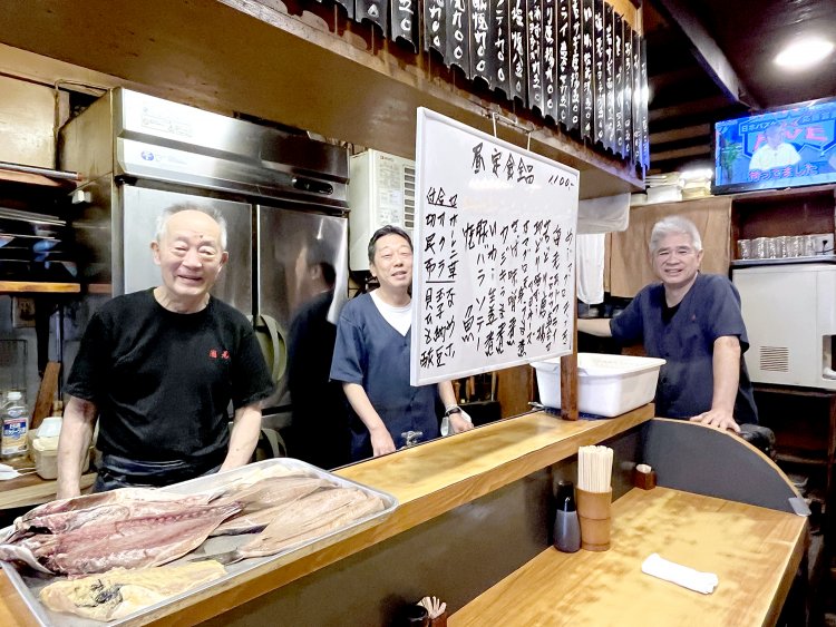写真左から、マスターの滝沢さん、スタッフの北條さん、岡本さん。