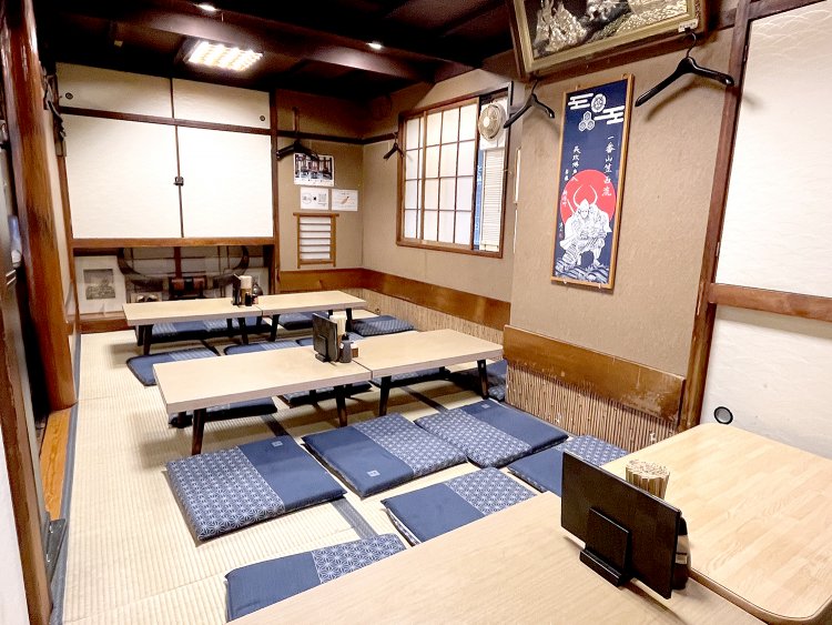 カウンターの奥には大人数で宴会も可能な小上がり席もある。