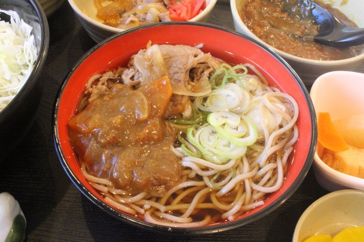 マックス定食で作った牛カレーそば。牛皿もカレーも自家製だ。