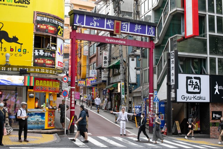 道玄坂から百軒店への入り口。