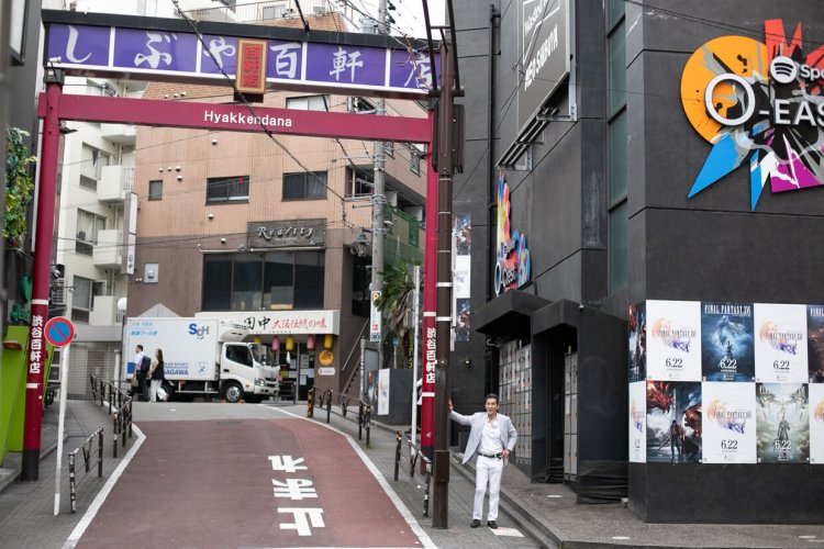 こちらは「ランブリングストリート」からの百軒店への入り口。ライブハウス『Shibuya O-East』の角から入る。