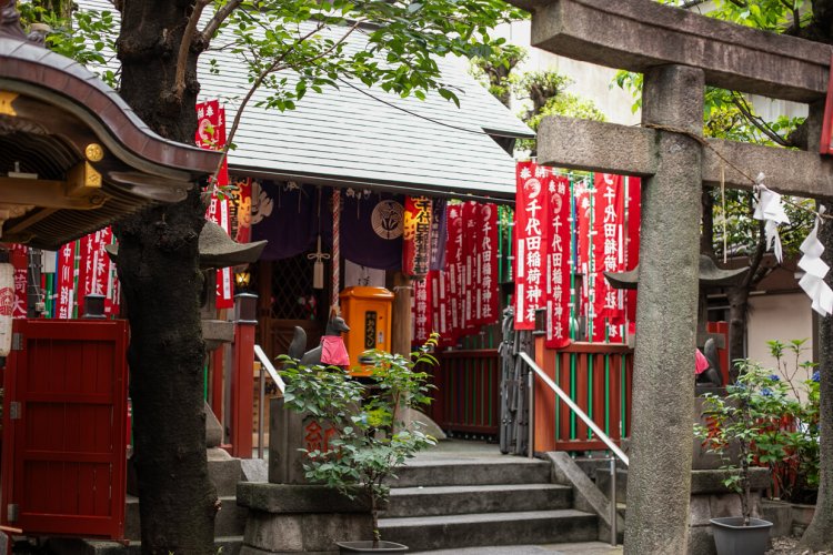 商売繁盛の神様として百軒店を見守ってきた「千代田稲荷神社」。