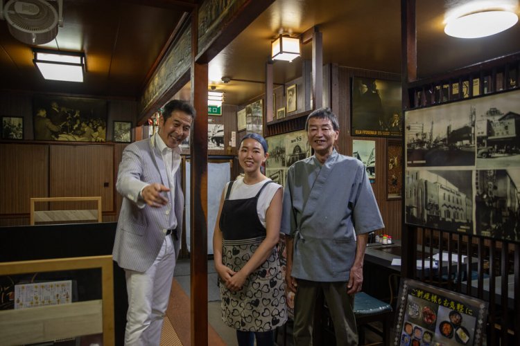 『たるや』を切り盛りする吉田誠さん（右）と娘の市東有里さん（中）。