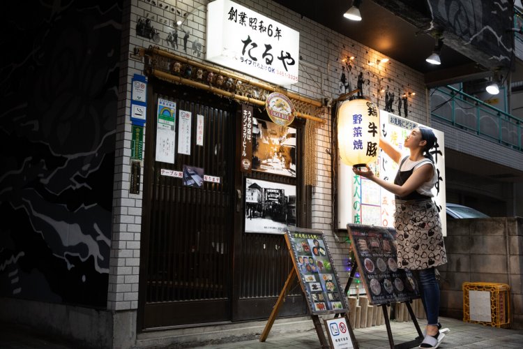 『たるや』は夕方6時開店。開店準備をする有里さん。