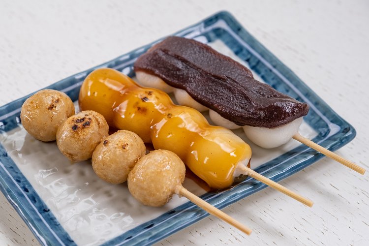 栗山川沿いの『白石菓子舗』では焼きたての多古米のだんごを提供。左から玄米だんごのしょうゆ100円、多古米だんごのみたらし70円、同あんこ70円。注文は3本から。