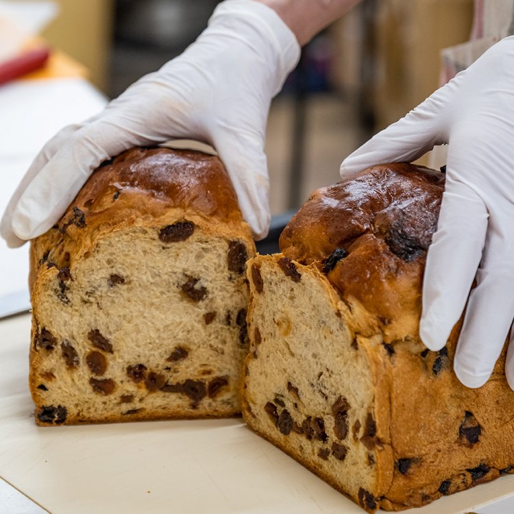 やわらかな食感のブドウがたっぷり詰まったレーズン食パンは1斤500円、1枚180円など。