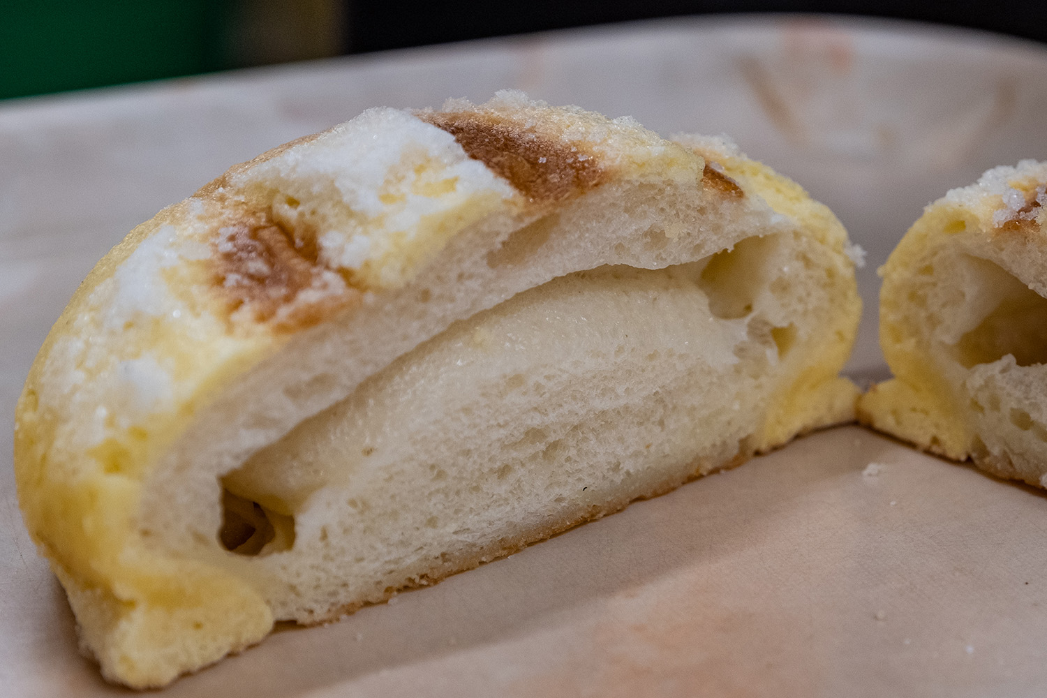 バターinメロンパン200円。メロンの皮と中身の両方にカルピスバターをたっぷり練り込んである。