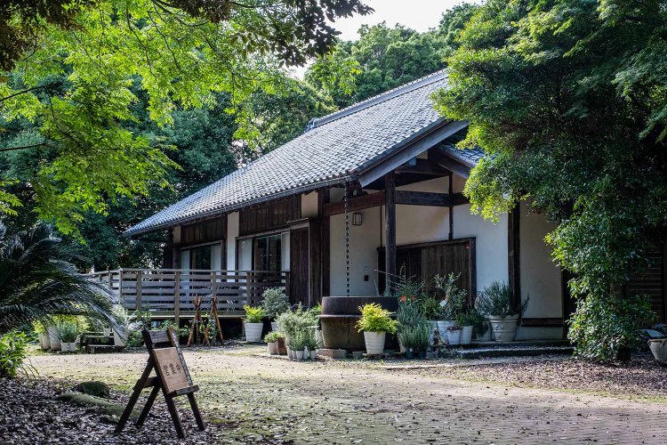 建物には澁谷嘉助旧宅で使われていた材料を再利用し、新たに開放的なテラス席を設けている。