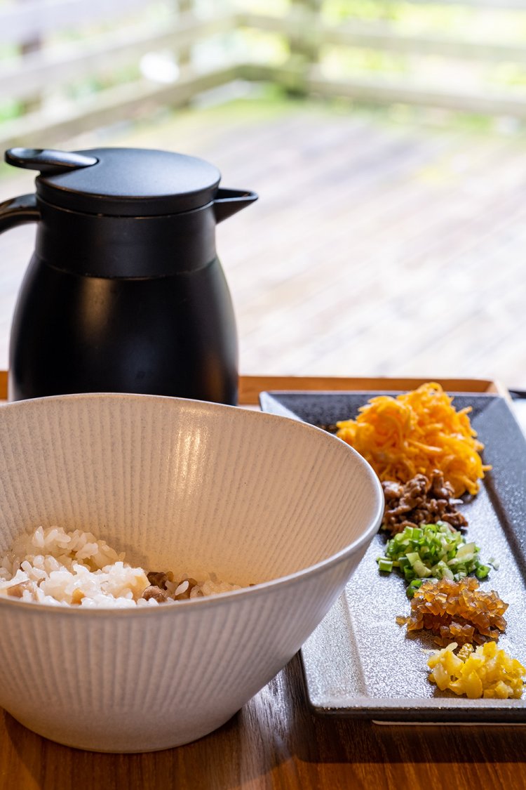 塩をまぶした近隣のブランド豚を多古米に混ぜ、薬味を加えて出汁と食す豚めし900円。塩豚のうまみに思わずうなる。ドリンク付きは＋200円。