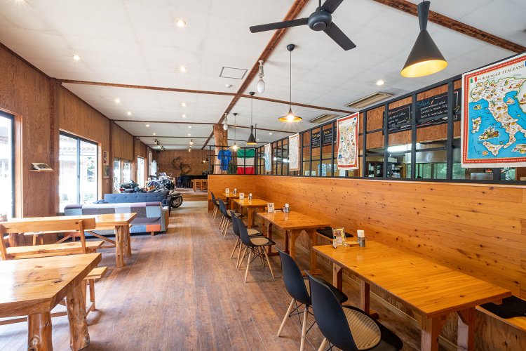 牛舎跡を活用した広々とした店内。