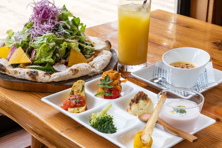 シンプルピッツァのマリナーラに旬の地元野菜がぜいたくにのったしんのみイン サラータ1738円（左奥）。ランチタイム限定のBセット（＋638円）には前菜6種・デザート・ドリンクが付き、大満足。